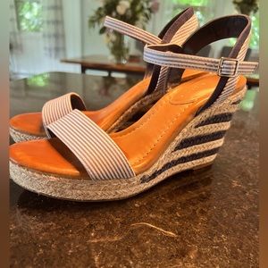 Kelly & Katie Gwennan Espadrille Wedge 9 1/2 navy & white…. euc - worn once.